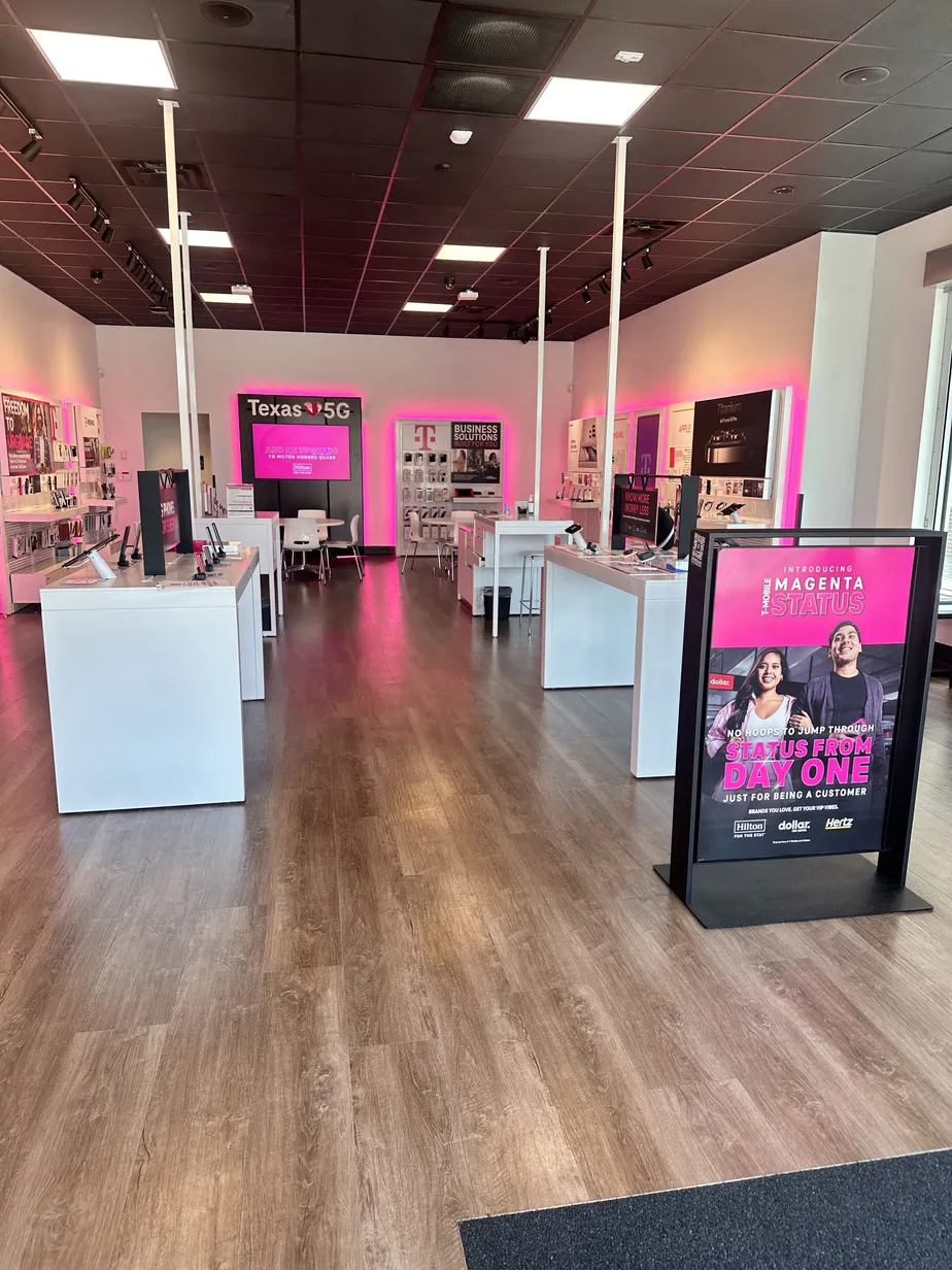 Foto del interior de la tienda T-Mobile en Hwy 380 & Hollyhock, Frisco, TX
