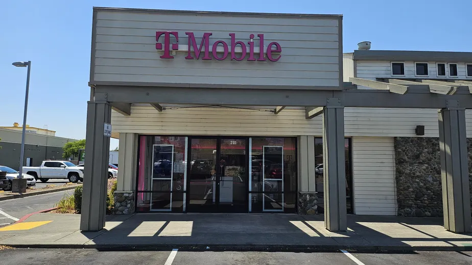 Foto del exterior de la tienda T-Mobile en N Mcdowell Blvd & E Madison, Petaluma, CA