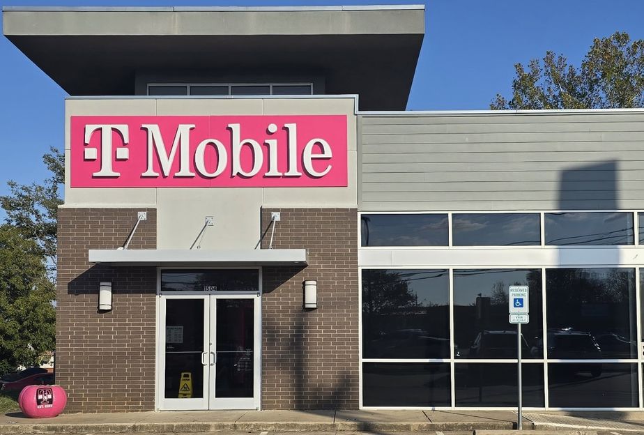Exterior photo of T-Mobile Store at Jacksonville St & Howard St, Jacksonville, TX
