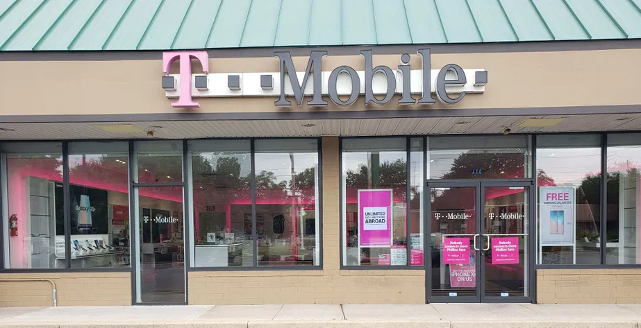 Exterior photo of T-Mobile store at Macdade Blvd & Oak Lane, Collingdale, PA