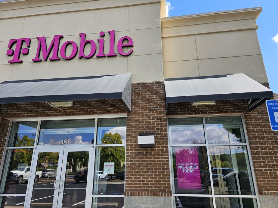 Exterior photo of T-Mobile Store at Woodstock Outlets, Woodstock, GA