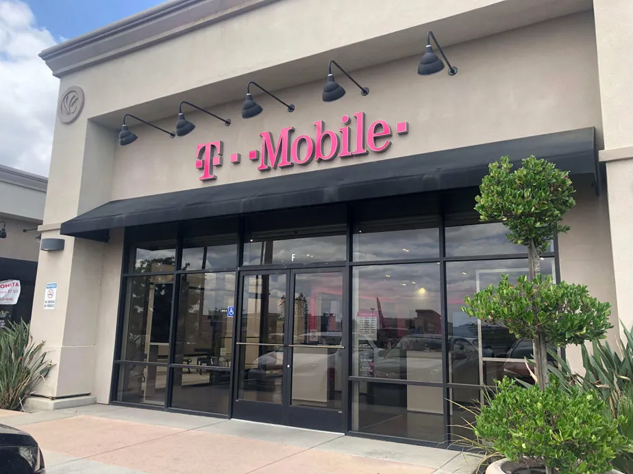 Exterior photo of T-Mobile store at Lerdo & Beech, Shafter, CA