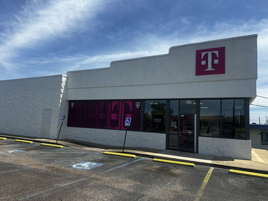Exterior photo of T-Mobile Store at N Davis Ave & Industrial Pwky, Cleveland, MS