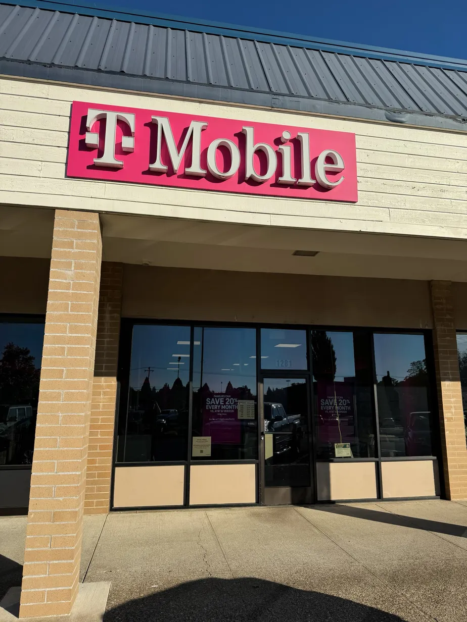  Exterior photo of T-Mobile Store at Hwy 99W & NE McDonald Ln, McMinnville, OR 