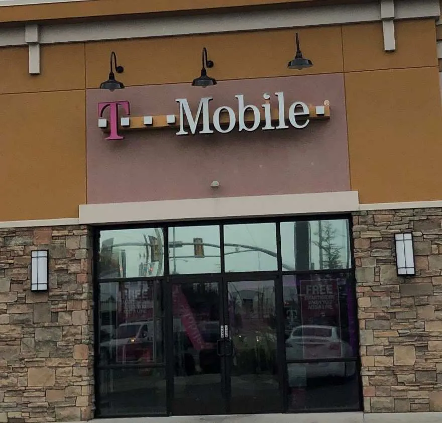 Foto del exterior de la tienda T-Mobile en State St & 3300 South, Salt Lake City, UT