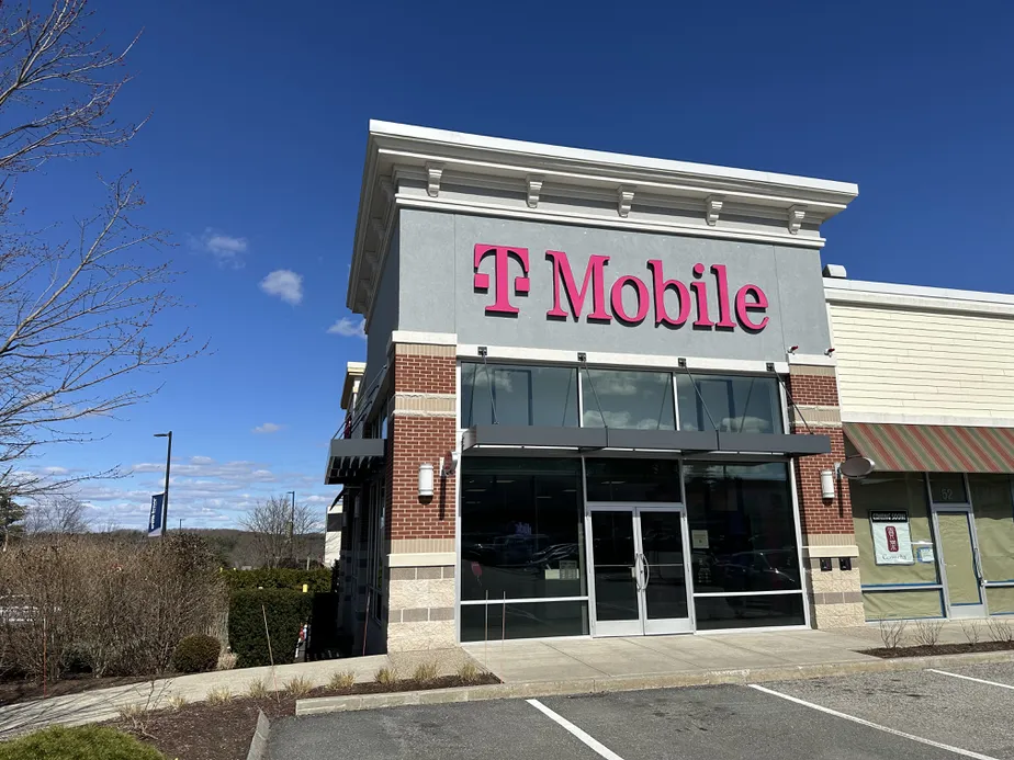 Foto del exterior de la tienda T-Mobile en The Shops at Highland Commons, Hudson, MA