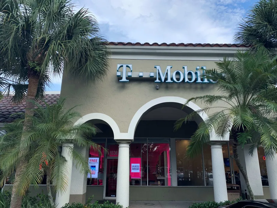 Foto del exterior de la tienda T-Mobile en Nob Hill Plantation, Plantation, FL