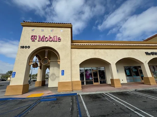 Foto del exterior de la tienda T-Mobile en Bristol & 17th, Santa Ana, CA