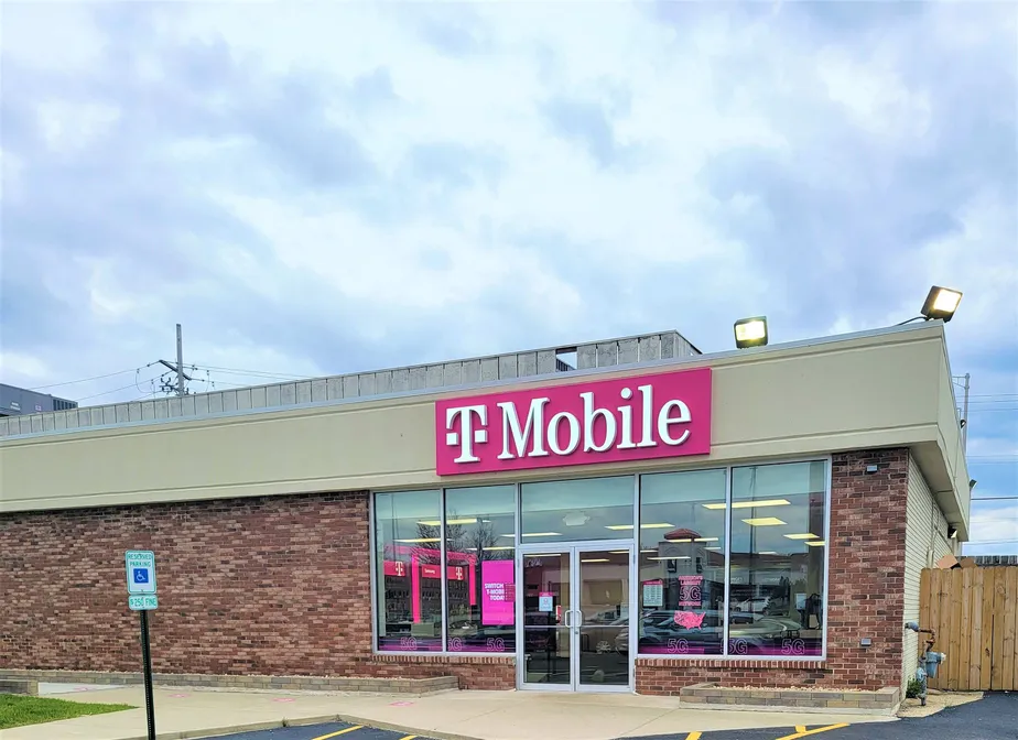 Exterior photo of T-Mobile store at Golf Rd & Algonquin Rd, Rolling Meadows, IL