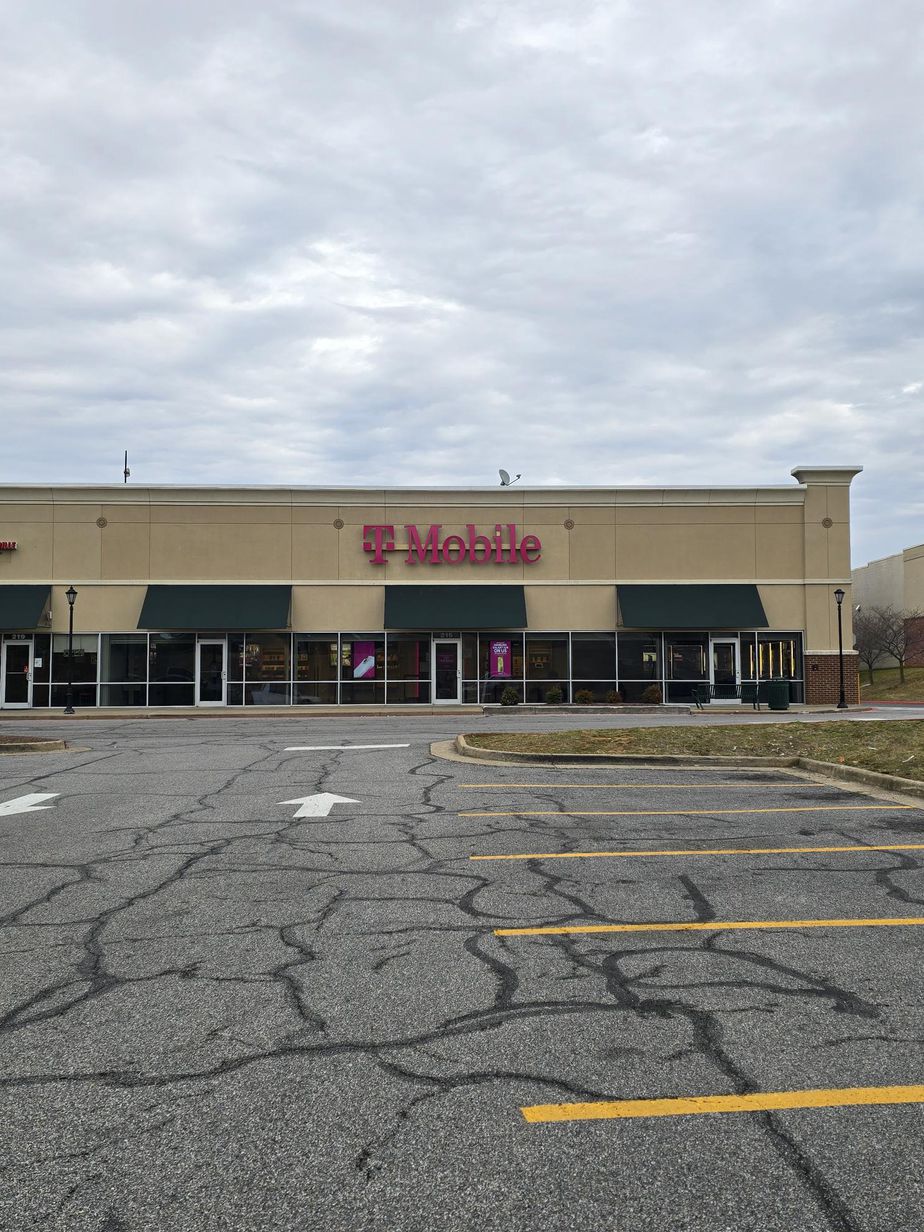 Exterior photo of T-Mobile Store at Harrisonburg Crossing, Harrisonburg, VA