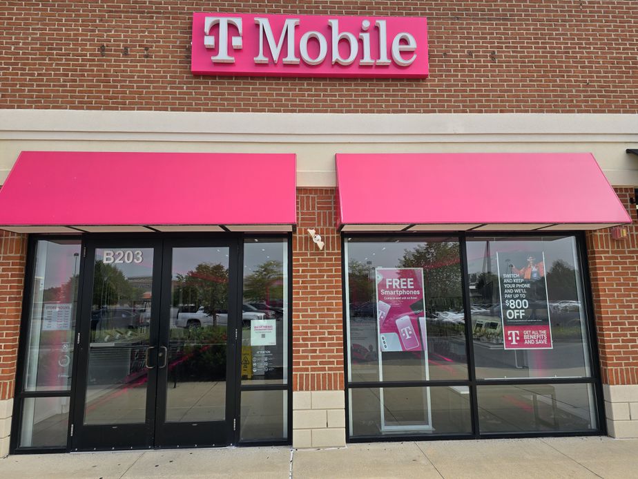 Exterior photo of T-Mobile Store at The Shoppes at Cross Keys, Sicklerville, NJ