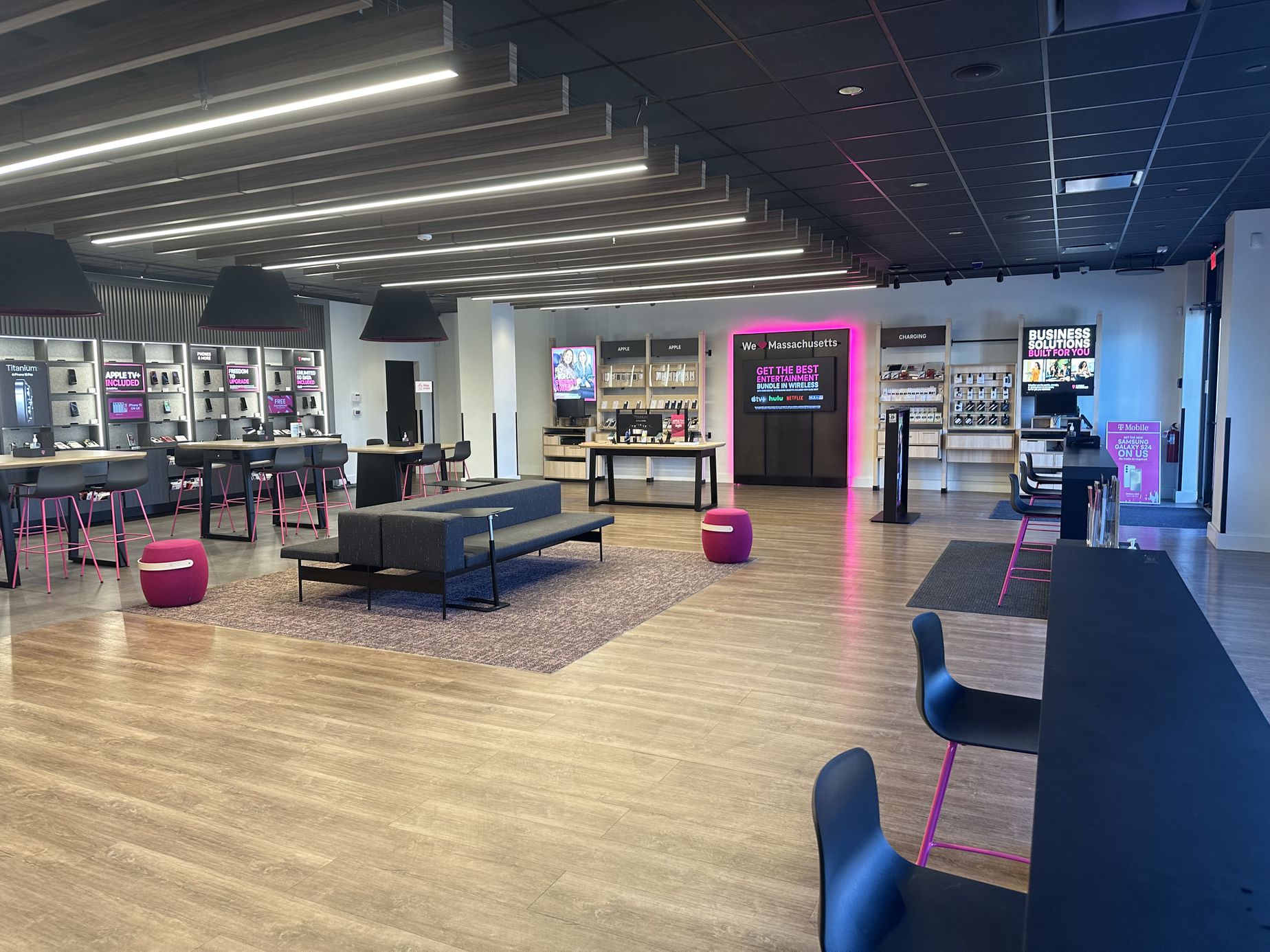 T-Mobile Riverdale St & Myron St: Experience Store in West Springfield, MA