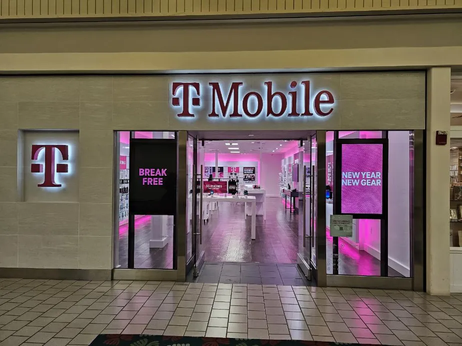 Exterior photo of T-Mobile Store at Kahala Mall, Honolulu, HI