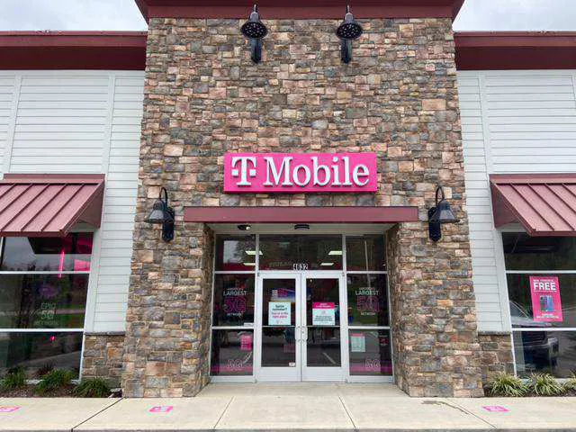 Foto del exterior de la tienda T-Mobile en Charlie Haun Dr & Washington Pike, Knoxville, TN