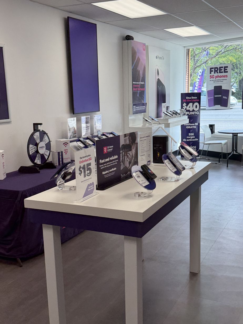 Metro by T-Mobile 561 N Main St - 561 N Main St 