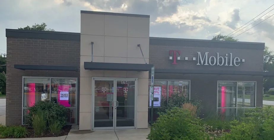Exterior photo of T-Mobile store at Torrence & 176th, Lansing, IL