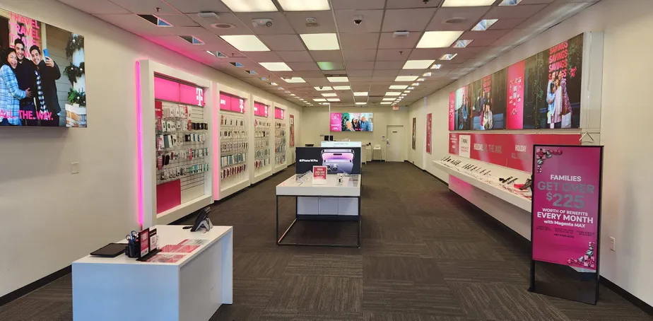 Foto del interior de la tienda T-Mobile en N H St & Chaplin Cir, Lompoc, CA