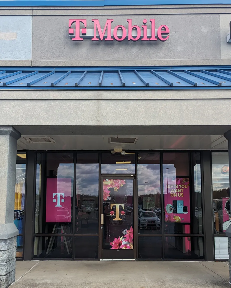 Foto del exterior de la tienda T-Mobile en Logan Commons, Logan, OH