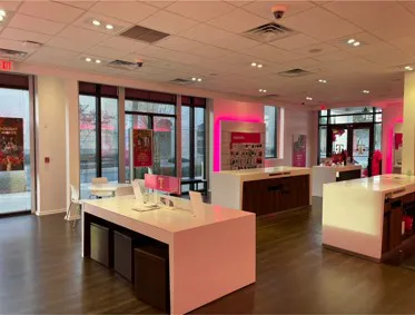 Foto del interior de la tienda T-Mobile en Destin Commons, Destin, FL