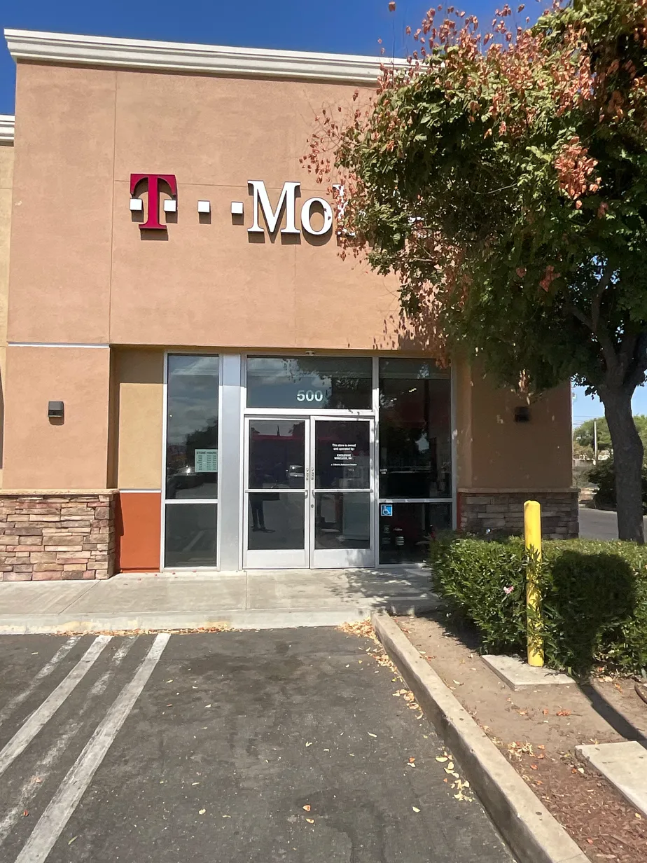  Exterior photo of T-Mobile Store at Hatch & Central, Modesto, CA 