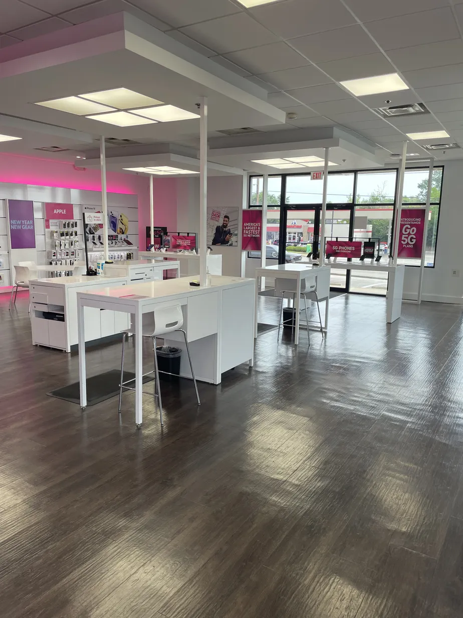  Interior photo of T-Mobile Store at State & Daisy, New Albany, IN 