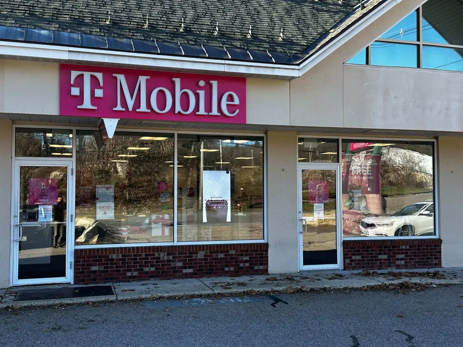 Exterior photo of T-Mobile Store at Cedar & Dilla, Milford, MA