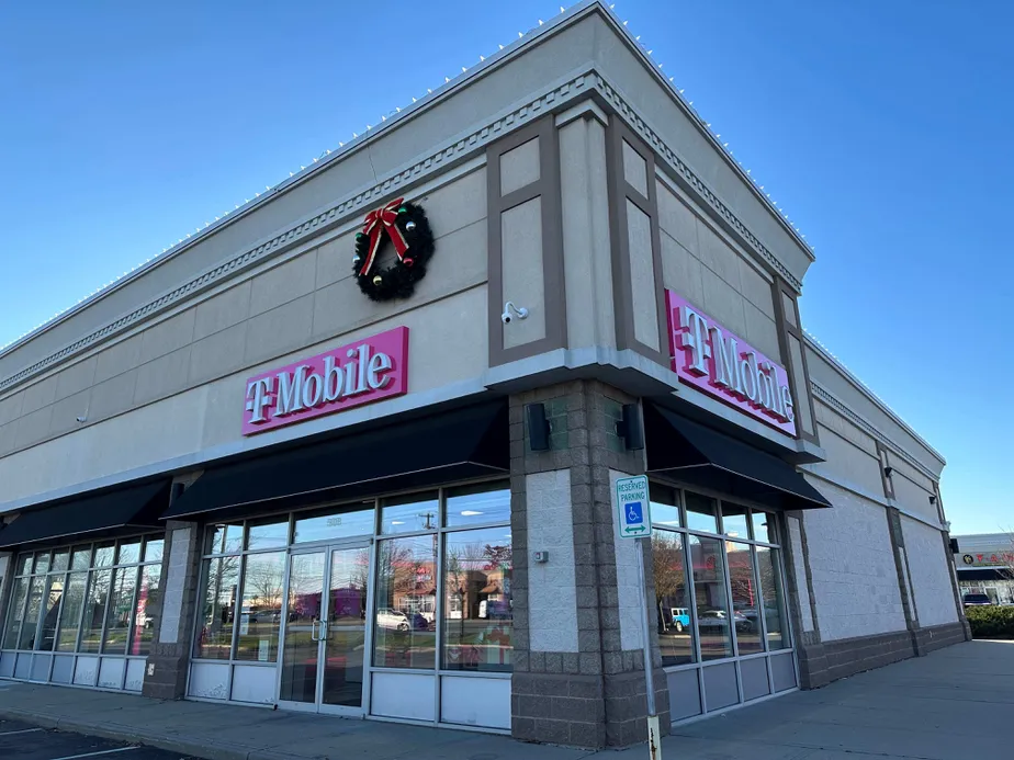 Exterior photo of T-Mobile Store at Commack & Long Island, Deer Park, NY