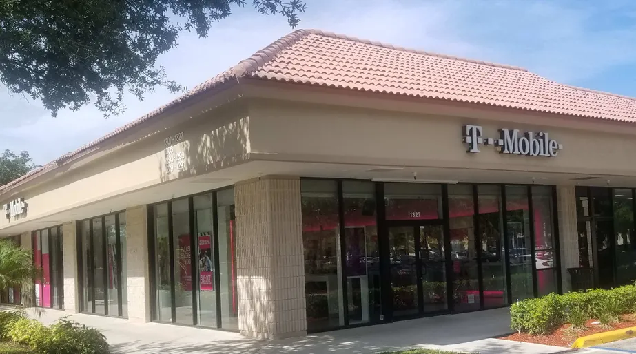 Exterior photo of T-Mobile store at University Dr & Ramblewood Dr, Coral Springs, FL