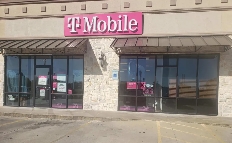 Foto del exterior de la tienda T-Mobile en Industrial Dr E & Mockingbird Ln, Sulphur Springs, TX