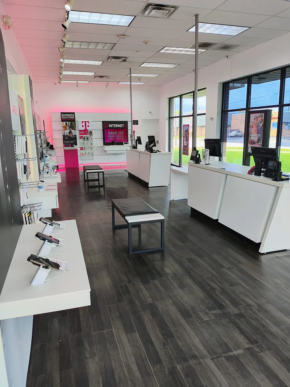  Interior photo of T-Mobile Store at Ridge & Broad, Griffith, IN 