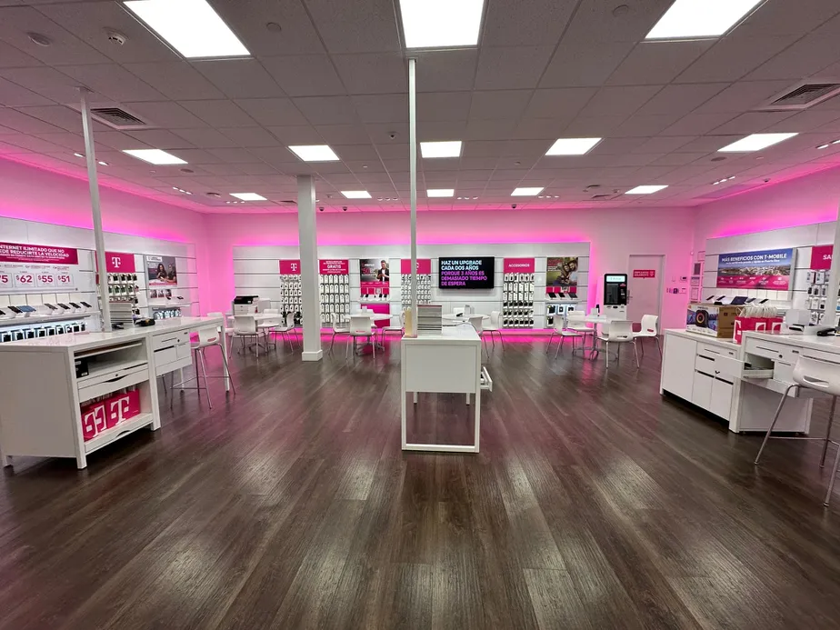 Foto del interior de la tienda T-Mobile en Plaza Rio Hondo, Bayamon, PR