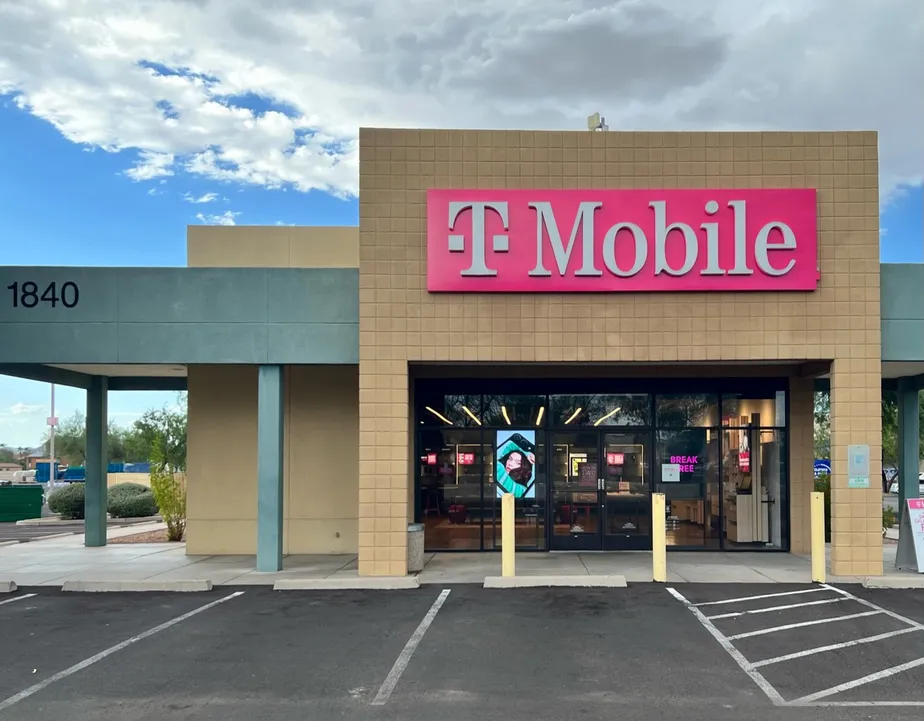 Exterior photo of T-Mobile Store at W Valencia Rd & S Oak Tree Dr, Tucson, AZ 