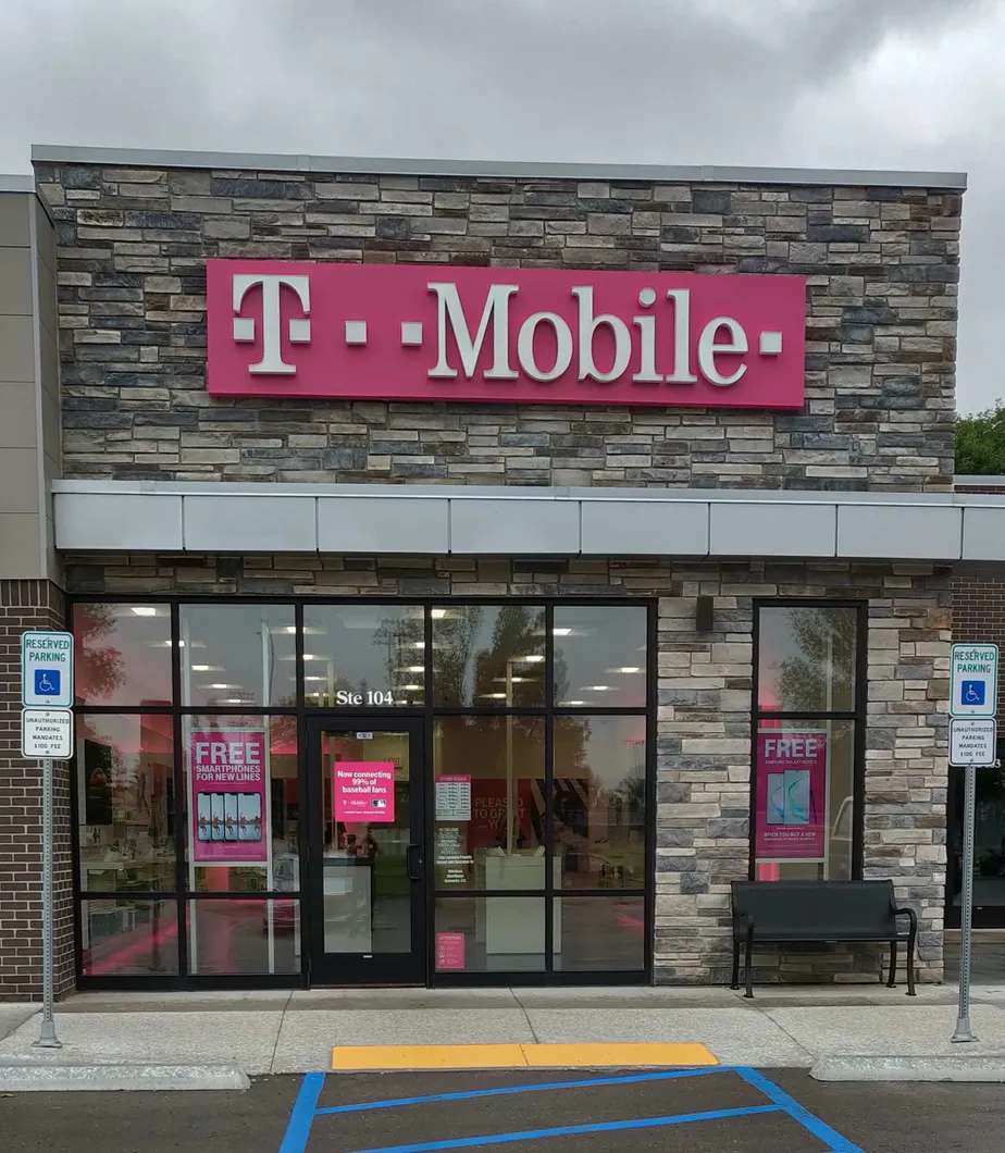 Foto del exterior de la tienda T-Mobile en S Columbia Blvd & 19th Ave S, Grand Forks, ND