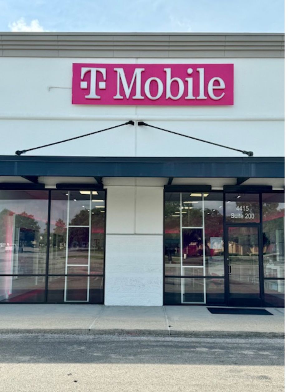 Exterior photo of T-Mobile Store at River Market Place, Lafayette, LA