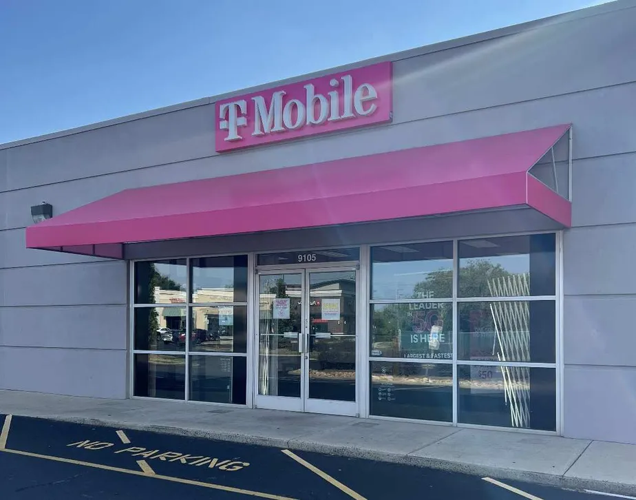 Exterior photo of T-Mobile Store at Pineville Matthews Rd & Park Rd, Pineville, NC