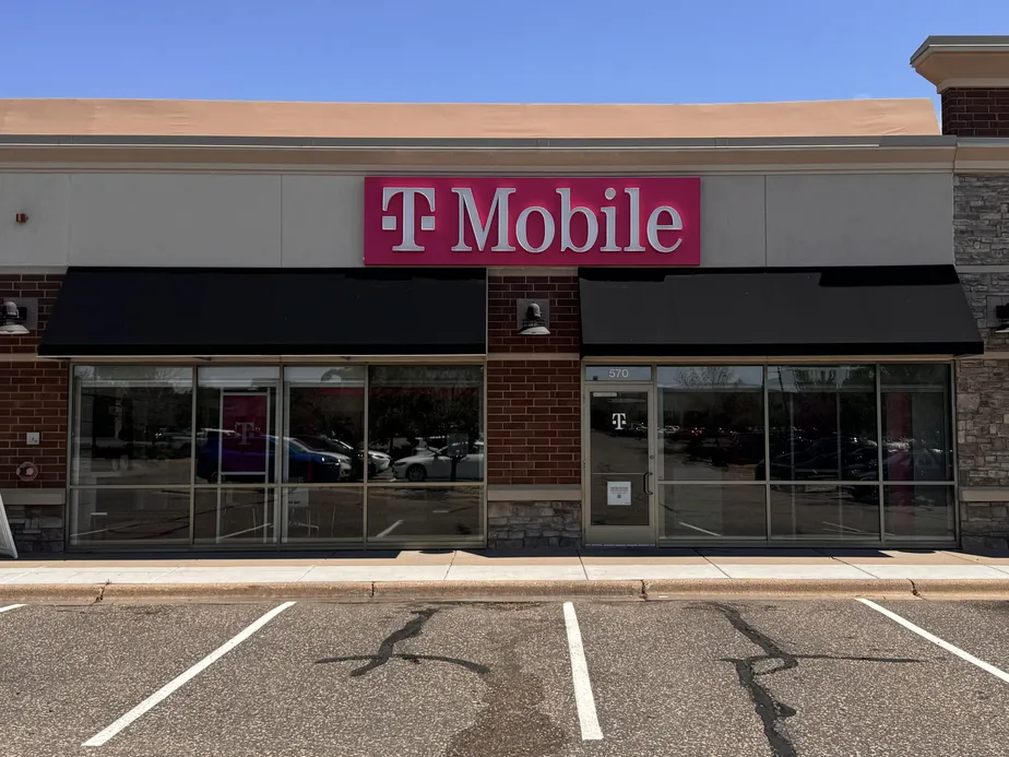 Foto del exterior de la tienda T-Mobile en Hudson Rd & Woodbury Dr, Woodbury, MN