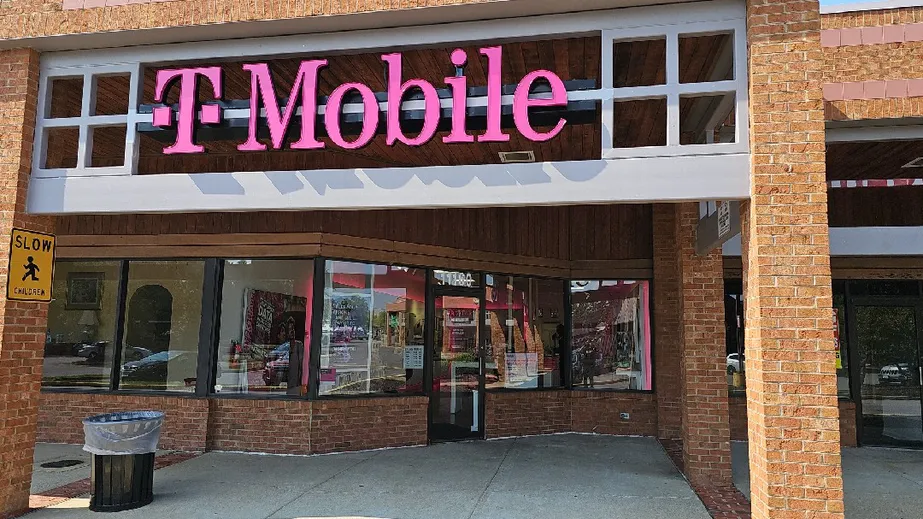  Exterior photo of T-Mobile Store at Hull St Rd & Genito Rd, Midlothian, VA 