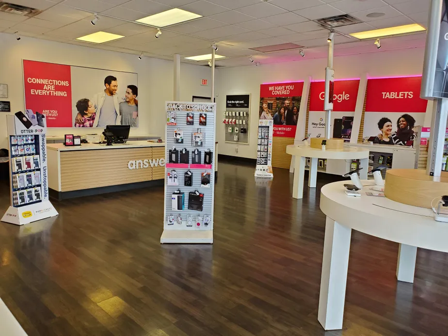 Foto del interior de la tienda T-Mobile en Tropicana & Jones 2, Las Vegas, NV