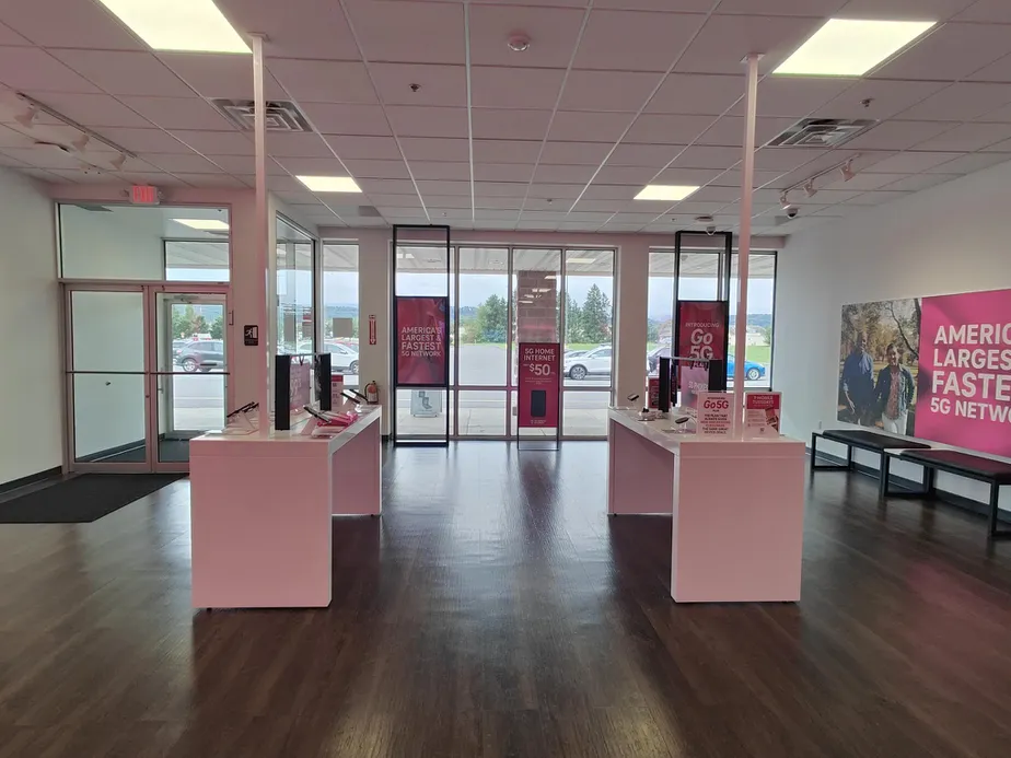 Foto del interior de la tienda T-Mobile en W Front St & Welliver Road, Berwick, PA