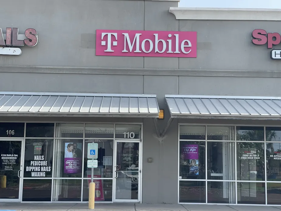  Exterior photo of T-Mobile Store at N Conway & Fm 1924, Palmhurst, TX 