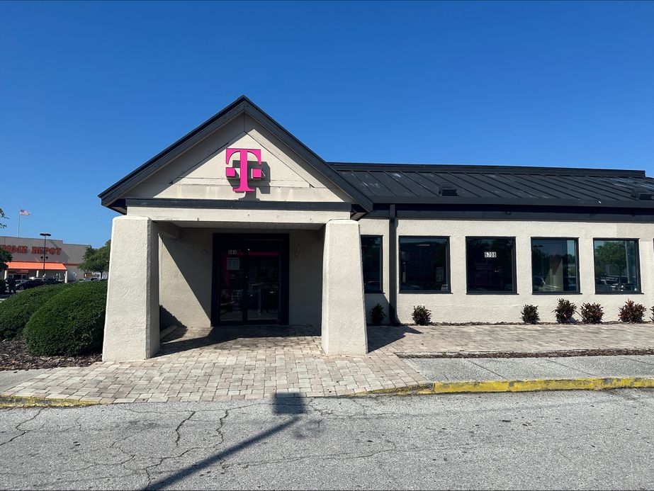  Exterior photo of T-Mobile Store at Memorial & Hillsborough, Tampa, FL 
