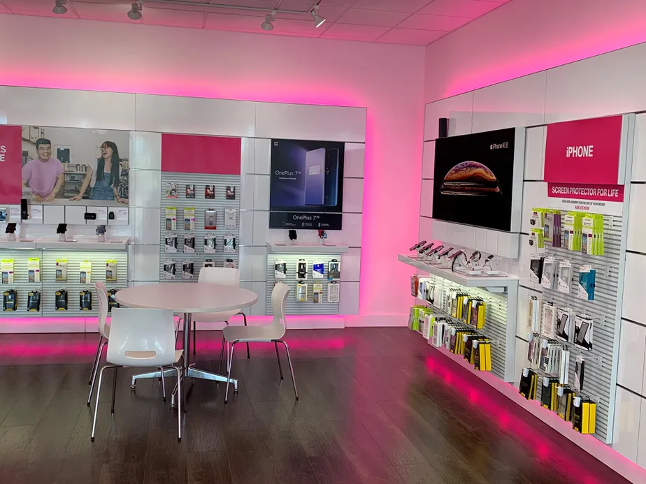  Interior photo of T-Mobile Store at Main St & Grant Blvd, Los Lunas, NM 