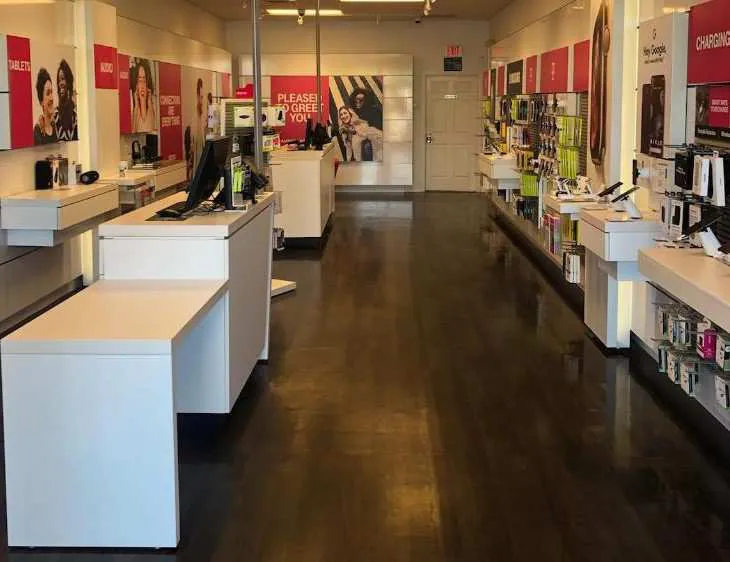 Foto del interior de la tienda T-Mobile en Franklin & Village, Michigan City, IN
