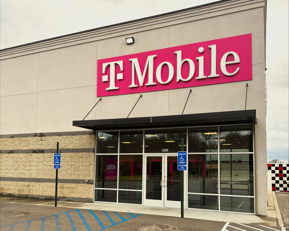 Exterior photo of T-Mobile Store at N Westwood Blvd & Highland Dr, Poplar Bluff, MO