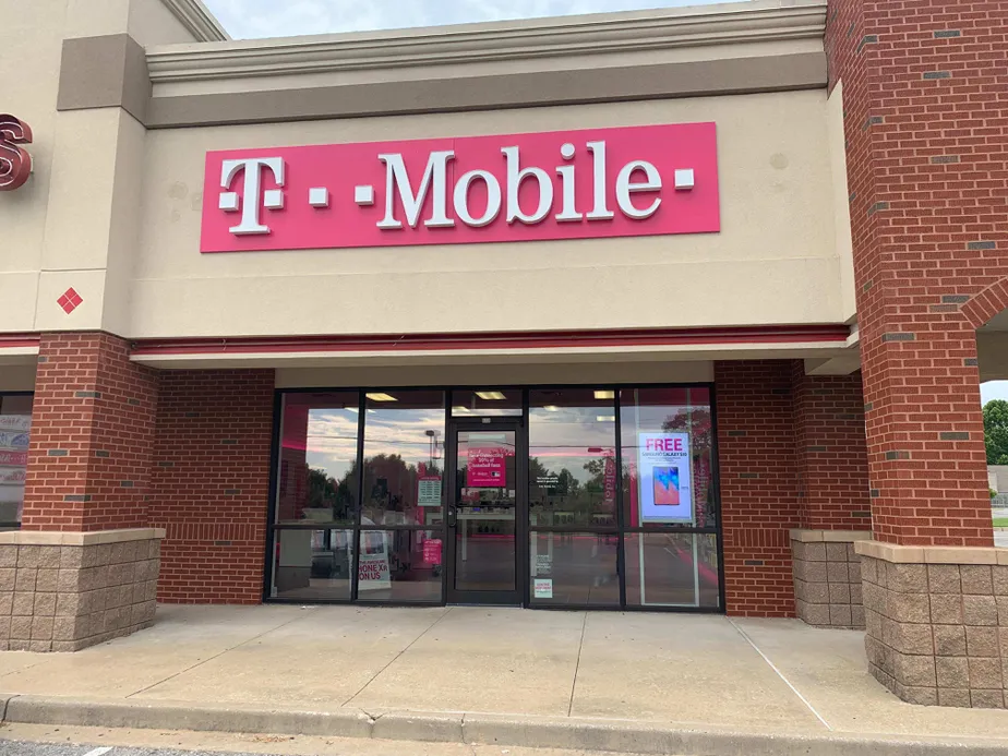Exterior photo of T-Mobile Store at S Elm Place & 121st St, Broken Arrow, OK