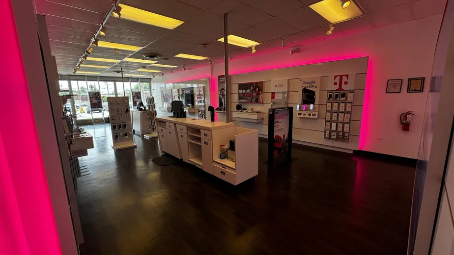 Foto del interior de la tienda T-Mobile en 127th & Harlem, Palos Heights, IL