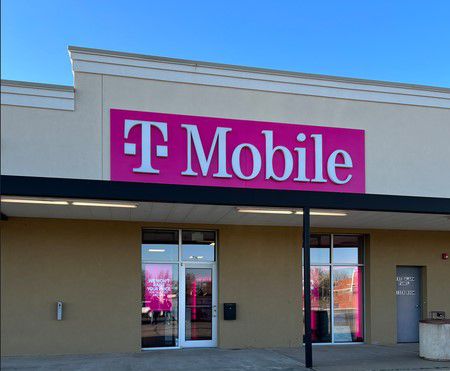 Exterior photo of T-Mobile Store at Petree Plaza, Anadarko, OK