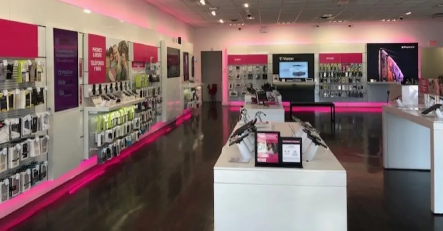 Foto del interior de la tienda T-Mobile en Mill St & Mt Vernon Ave, San Bernardino, CA