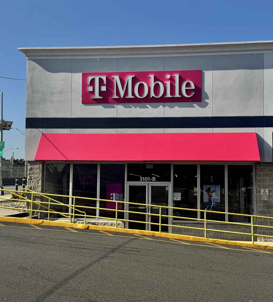  Exterior photo of T-Mobile Store at Kennedy Blvd & 31st St, North Bergen, NJ 