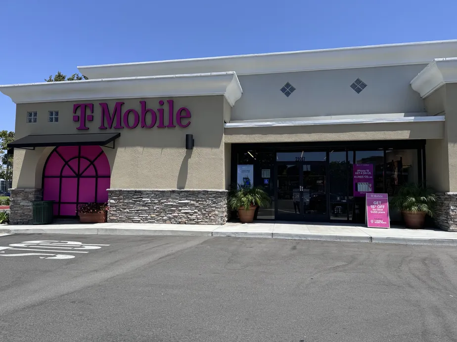 Foto del exterior de la tienda T-Mobile en Plaza Del Amo, Torrance, CA